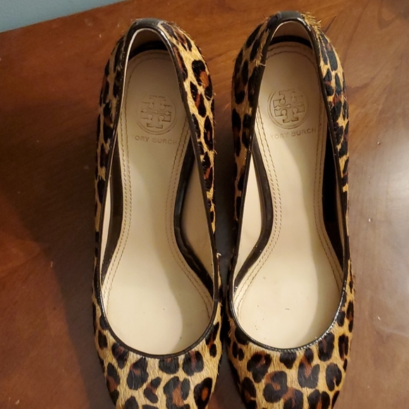 Tory Burch Leopard Wedge - Picture 4 of 11